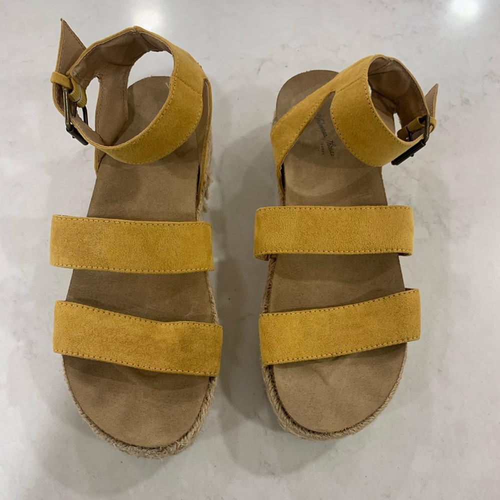 Yellow Sandals Universal Thread Size 8.5 worn condition
